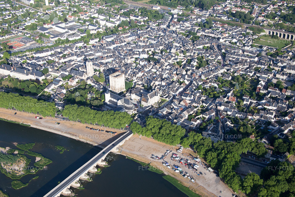 Aerial view: View of the town in Beaugency in the state Loiret, France. – Photo: IMG_082528.jpg taken on 06/21/2015 by Werner Riehm/FLY-FOTO.com – Resolution of the original: 5472 x 3648 px