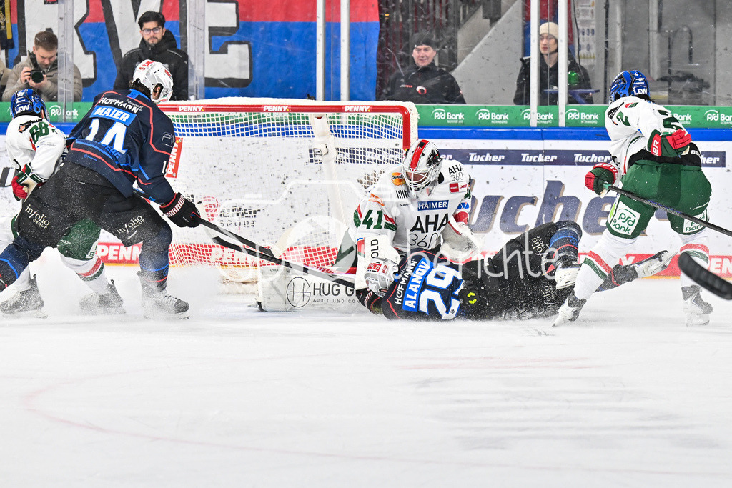 Nürnberg Ice Tigers - Augsburger Panther | NUREMBERG, GERMANY - 23. JANUARY: in dieser Szene rutscht Eugen ALANOV (Nürnberg Ice Tigers 29) in Peyton JONES (Augsburger Panther 41) während dem Match zwischen den Nürnberg Ice Tigers und den Augsburger Panthern am 42. Spieltag der Penny DEL in der PSD Bank Nürnberg Arena
