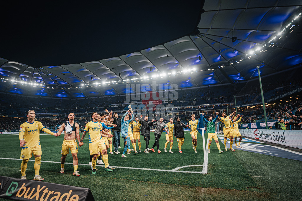 Fußball | Männer | Saison 2024/2025 | 2. Fußball-Bundesliga | 29. Spieltag | Hamburger SV vs. Eintracht Braunschweig | 11.04.2025 | Das Team aus Braunschweig feiert nach dem Sieg