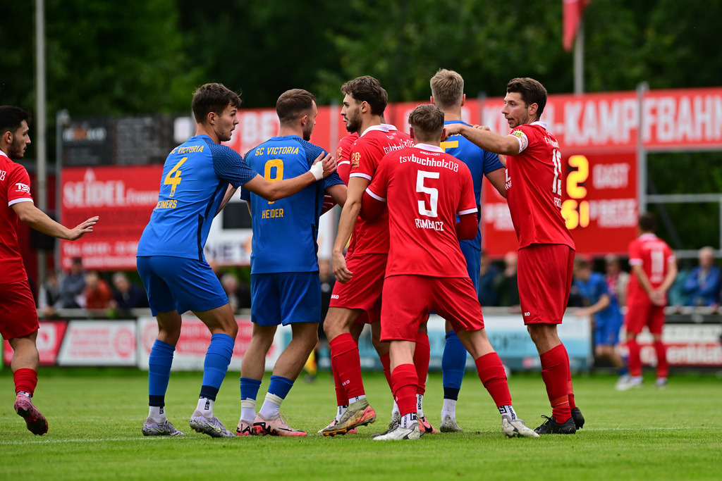 Fußball I Herren I Saison 2025-2026 I Oberliga I 3. Spieltag I TSV Buchholz 08 - SC Victoria Hamburg | Spieler von TSV Buchholz 08 und SC Victoria Hamburg halten sich bei einer Ecke - Realisiert mit Pictrs.com
