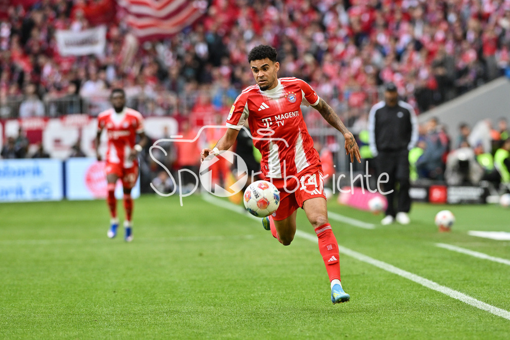 FC Bayern München - VfB Stuttgart | MUNICH, GERMANY - 19. APRIL: with Ball Luis DIAZ (FC Bayern Munich 14) during the Bundesliga Match between FC Bayern Munich vs. VfB Stuttgart at Matchday 30 at Allianz Arena / DFL REGULATIONS PROHIBIT ANY USE OF PHOTOGRAPHS AS IMAGE SEQUENCES AND/OR QUASI-VIDEO