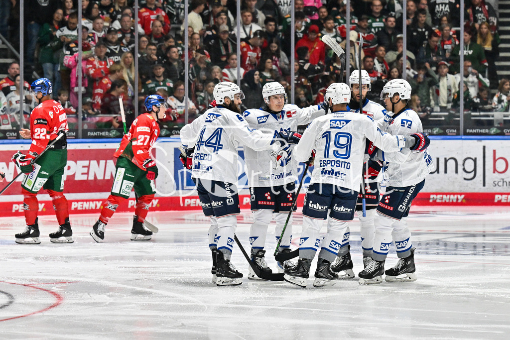 Augsburger Panther - Adler Mannheim | Jubel der Adler nach dem Treffer zum 1-2 durch Anthony GRECO (Adler Mannheim 44) / Tor / Torschuetze / Freude / Happy / DEL: Augsburger Panther - Adler Mannheim; Curt Frenzel Stadion am 14.09.2025