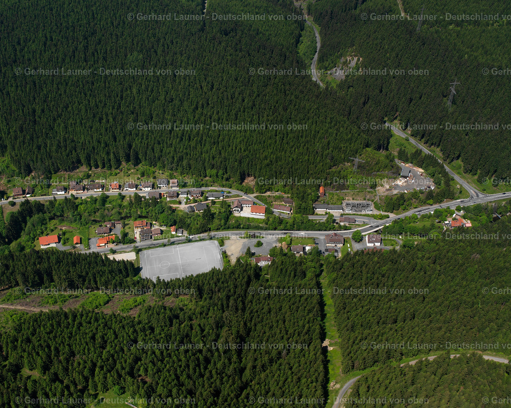 2638567 | ALTENAU 09.06.2006 Wald- Gebiete und Forstflächen umsäumen das Siedlungsgebiet des Dorfes in Altenau im Bundesland Niedersachsen, Deutschland // Village - view on the edge of forested areas in Altenau in the state Lower Saxony, Germany Foto: Gerhard Launer
