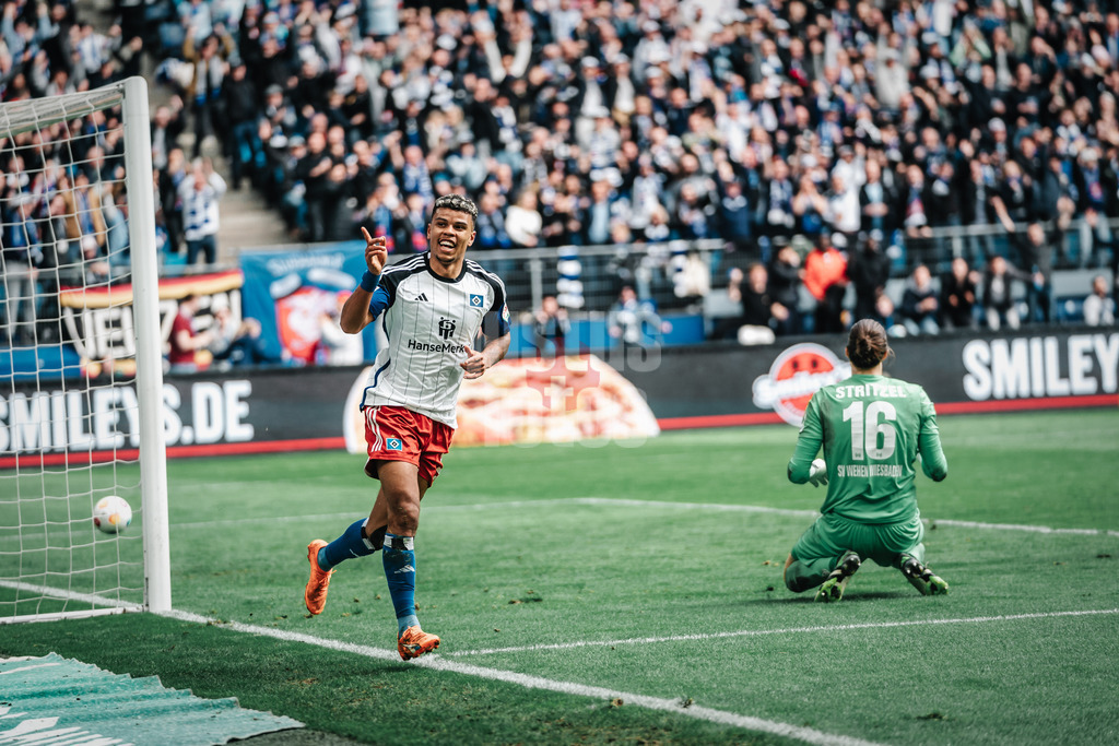 Fußball | Männer | Saison 2023/2024 | 2. Fußball-Bundesliga | 26. Spieltag | Hamburger SV vs. SV Wehen Wiesbaden | 17.03.2024 | Ransford Königsdörffer (#11, HSV) jubelt nach seinem 3:0 Tor