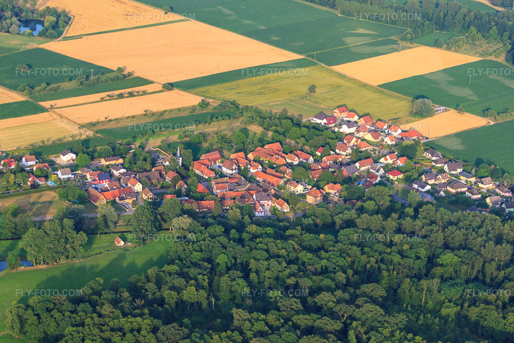 Aerial view: View of the town from the west in Kauffenheim in the state Bas-Rhin, France. – Photo: IMG_30580.jpg taken on 07/09/2010 by Werner Riehm/FLY-FOTO.com – Resolution of the original: 4752 x 3168 px