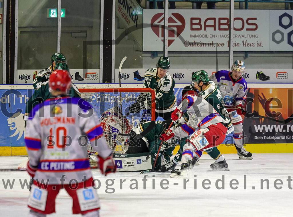 2025-11-30_149_TSV_Erding_gegen_EC_Peiting | Erding, Deutschland, 30.11.2025:Eishockey, Oberliga Süd 2025 / 2026, 22. Spieltag, TSV Erding gegen EC Peiting, Endergebnis: 5:1Torwart Leon Meder (Erding Gladiators, #39), Moritz Köttstorfer (Erding Gladiators, #82), Bastian Cramer (Erding Gladiators, #34), Carson Briere (EC Peiting, #16)Foto: Christian Riedel / fotografie-riedel.net