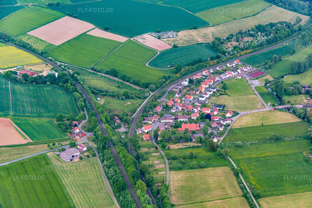 Luftbild: Ortsansicht von Westen im Ortsteil Vernawahlshausen in Wesertal im Bundesland Hessen in Deutschland. Foto: IMG_079508.jpg vom 24.05.2015 durch Werner Riehm/FLY-FOTO.de