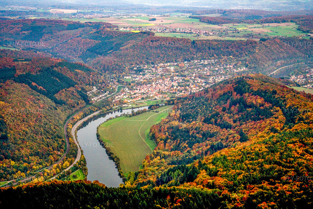 Luftbild: Ort am Neckar von Westen in Neckargerach im Bundesland Baden-Württemberg in Deutschland. Foto: IMG_14255.jpg vom 12.10.2008 durch Werner Riehm/FLY-FOTO.de