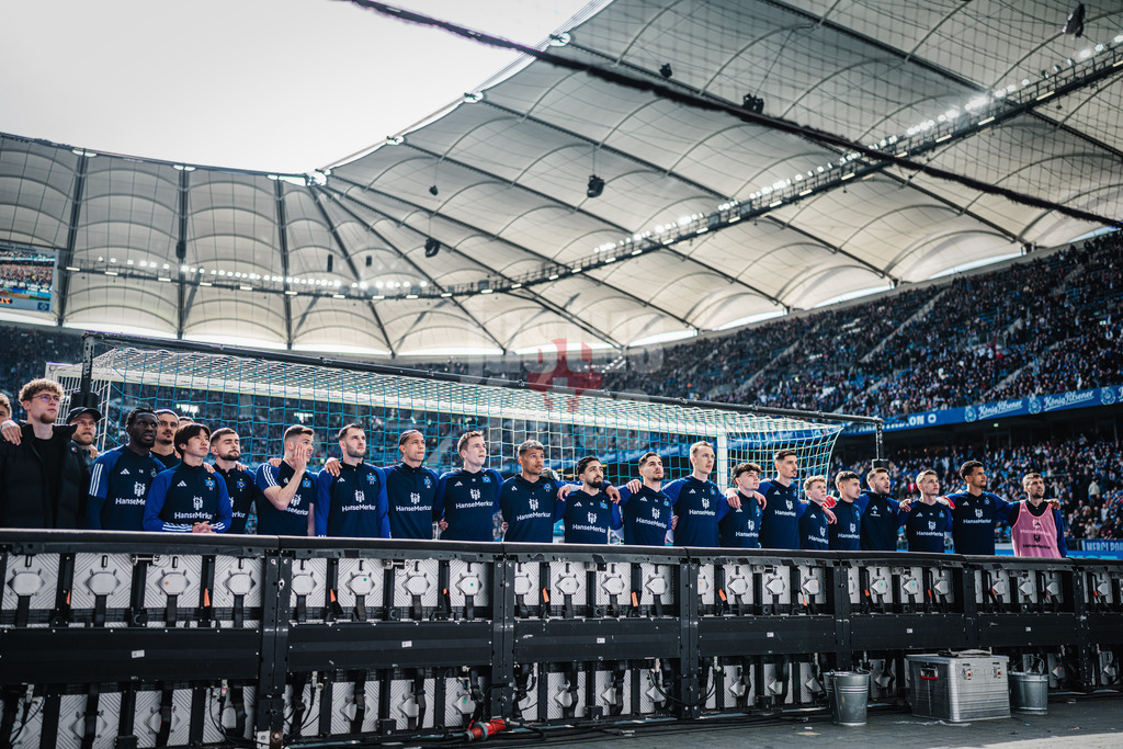 Fußball | Männer | Saison 2023/2024 | 2. Fußball-Bundesliga | 26. Spieltag | Hamburger SV vs. SV Wehen Wiesbaden | 17.03.2024 | Schulterschluss der HSV Spieler mit den Fans vor dem Spiel