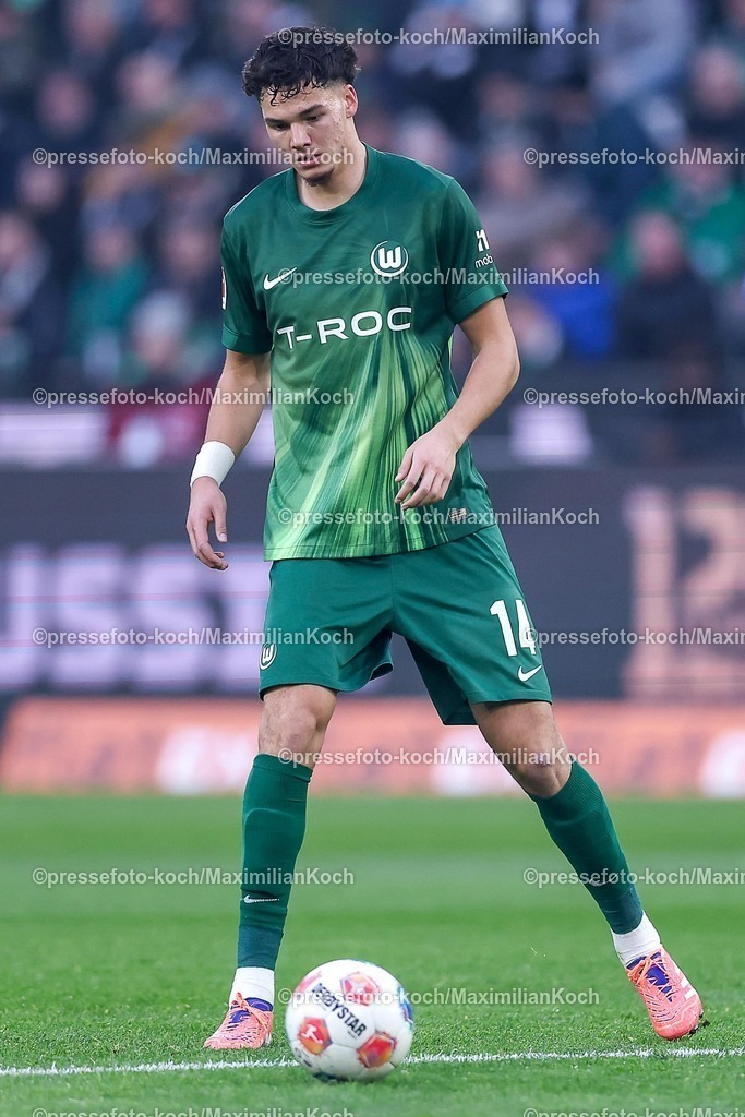 BMG13122502015 | 13.12.2025, Fußball, Borussia Mönchengladbach - VfL Wolfsburg, 1. Fußball Bundesliga, 14.Spieltag, Borussia-Park, Saison 2025 2026: Jenson Seelt&nbsp;(VfL Wolfsburg #14)  DFB regulations prohibit any use of photographs as image sequences and or quasi-video.