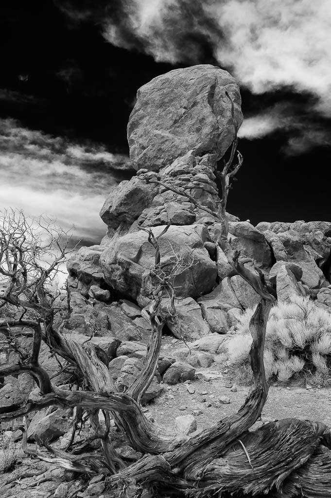 usa-2015-149 | Der Balanced Rock ist eine der spektakulärsten Felsformationen im Arches National Park. Er besteht aus einem senkrecht stehenden Felsklotz mit einer Höhe von knapp 17 Metern und ruht auf einem über 22 Meter hohen Sockel aus Navajo-Sandstein. - Realisiert mit Pictrs.com