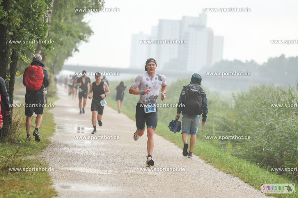 LUR_1026 | 34. M-net Erlanger Triathlon 2025 #erlangertriathlon  #mnettriathlon2025 #mnettriathlon #team #olympischedistanz #mitteldistanz #triathlon #maindonaukanal  #erlangertriathlon2025 #yourpictrs #tv1848 #tv1848erlangen  #triathlonbayern #sportinerlangen #demsportverbunden #sportshot_your_pictrs Copyright: www.sportshot.de