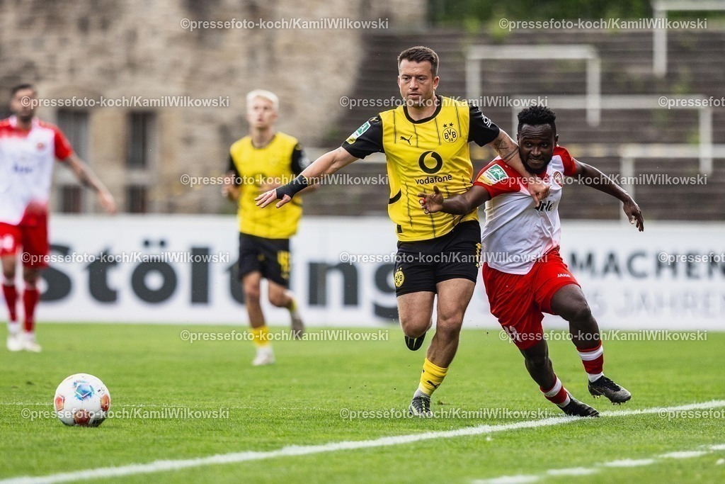xkwi03082501011 | 03.08.2025, xkwix, Fußball, Regionalliga West, Borussia Dortmund U23 - Sportfreunde Siegen, Stadion Rote Erde: Josue Santo (Sportfreunde Siegen #8) im Zweikampf gegen Patrick Göbel (Borussia Dortmund 2 #17)