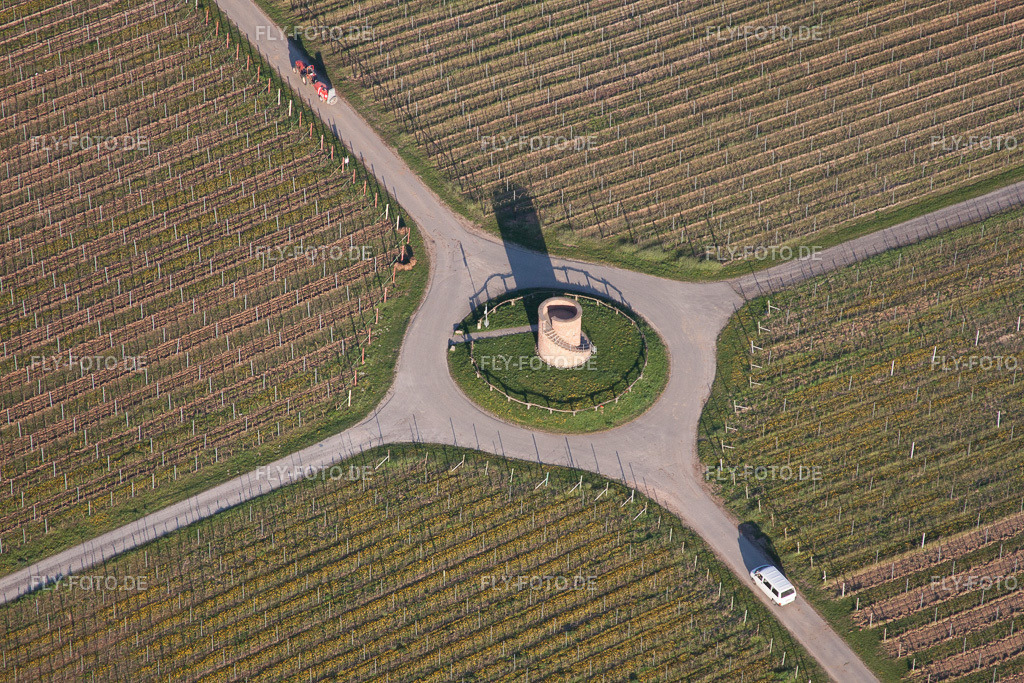 Felder einer Weinbergs- Landschaft der Winzer- Gebiete mit Sandsteinturm - Winzerturm (Pfalz) | Luftbild: Felder einer Weinbergs- Landschaft der Winzer- Gebiete mit Sandsteinturm - Winzerturm (Pfalz) im Ortsteil Niederhochstadt in Hochstadt im Bundesland Rheinland-Pfalz in Deutschland. Foto: IMG_56736.jpg vom 25.04.2013 durch Werner Riehm/FLY-FOTO.de - Realisiert mit Pictrs.com