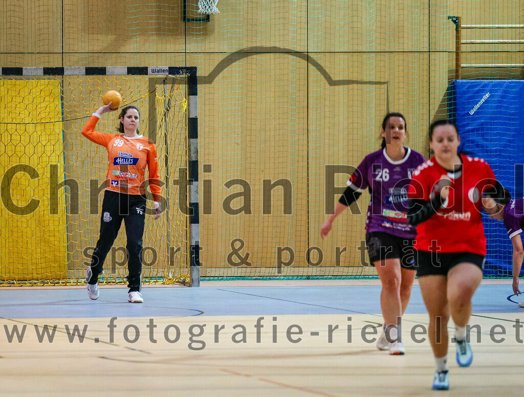 2024-01-27_030_SpVgg_Altenerding_II_gegen_TV_Altoetting_II | Erding, Deutschland, 27.01.2024:
Handball, Bezirksliga Frauen Altbayern 2023 / 2024, 10. Spieltag, SpVgg Altenerding II gegen TV Altötting II, Endergebnis: 17:29

Torfrau Nicole Steinbrecher (SpVgg Altenerding, #99), Kati Gottschalk (SpVgg Altenerding, #26)

Foto: Christian Riedel / fotografie-riedel.net