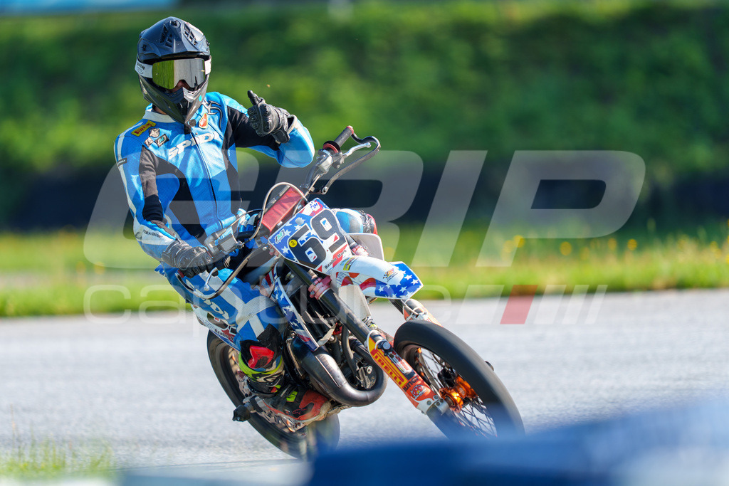 SuperMoto_Staatsmeisterschaft_Greinbach_014 | GRIPcapture steht für authentische Sportfotografie in Österreich – für Momente, die mehr sind als Geschwindigkeit oder Ergebnis. Es geht um Emotion, Spannung, Fokus und den Augenblick, der oft nur einen Wimpernschlag dauert.Ob Motorsport, Teamsport oder 