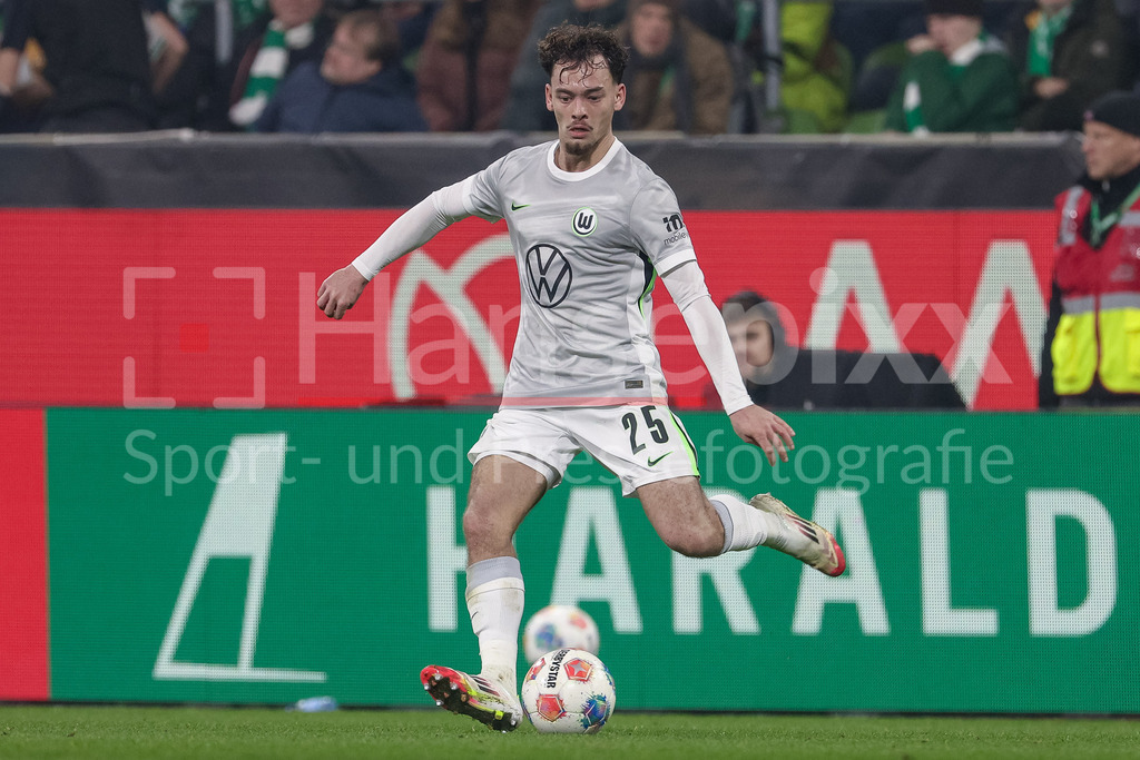 Fussball, Bundesliga, SV Werder Bremen - VfL Wolfsburg | Aaron Zehnter (VfL Wolfsburg, 25) am Ball, Freisteller, Einzelbild, Ganzkörper, Aktion, Action, Spielszene, DIE DFL-RICHTLINIEN UNTERSAGEN JEGLICHE NUTZUNG VON FOTOS ALS SEQUENZBILDER UND/ODER VIDEOÄHNLICHE FOTOSTRECKEN. DFL REGULATIONS PROHIBIT ANY USE OF PHOTOGRAPHS AS IMAGE SEQUENCES AND/OR QUASI-VIDEO.