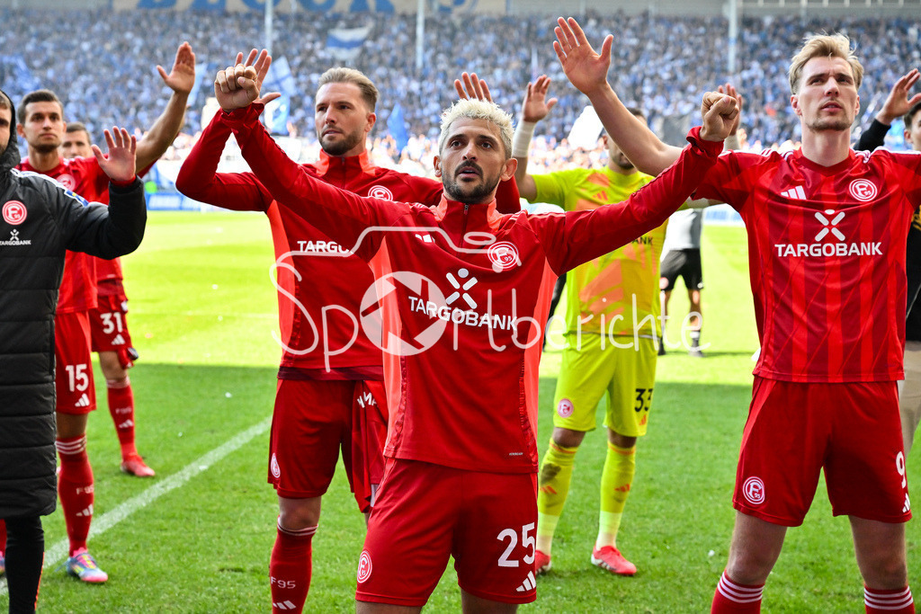 1. FC Magdeburg - Fortuna Düsseldorf | Die Spieler der Fortuna versammeln sich nochmal vorm Gaesteblock und bedanken sich bei den mitgereisten Fans / 2. Bundesliga: 1. FC Magdeburg - Fortuna Duesseldorf, Avnet-Arena am 18.05.2025 / DFL REGULATIONS PROHIBIT ANY USE OF PHOTOGRAPHS AS IMAGE SEQUENCES AND/OR QUASI-VIDEO /  Matthias ZIMMERMANN (Fortuna Duesseldorf 25), Vincent VERMEIJ (Fortuna Duesseldorf 9)