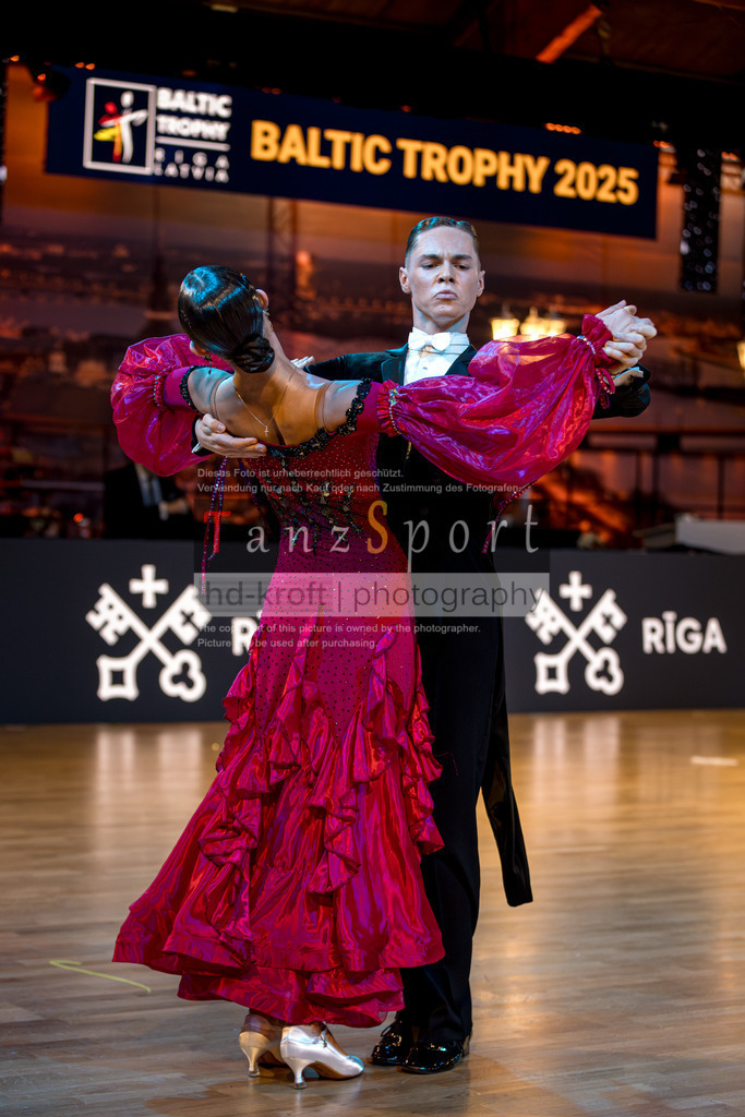 20251214_Baltic-Trophy_2779-2 | Tanzsportbilder, Standardtanz, Lateintanz, WDSF, DTV, LTVB, dancecomp, goc, hessen tanzt, blaues band der spree, walzer, tango, wiener walzer, slowfox, quickstepp, samba, rumba, cha-cha-cha, paso doble. jive, hd-kroft photography, turniertanzsport