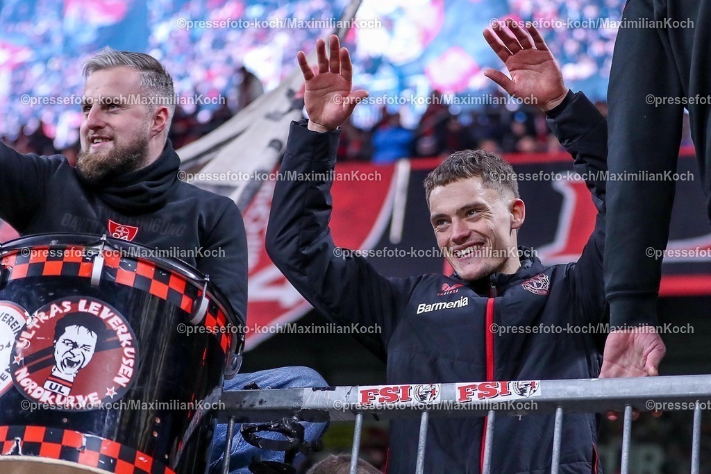 DFB05022502374 | 05.02.2025, Fußball, DFB-Pokal Viertelfinale, Bayer 04 Leverkusen - 1.FC Köln, BayArena, Saison 2024 2025: Abschlussjubel nach dem 3:2 Sieg. Die Mannschaft feiert den Erfolg und den Einzug ins Halbfinale. Florian Wirtz (Bayer04 Leverkusen #10) klettert über den Zaun zu den Ultras in der Nordkurve DFB regulations prohibit any use of photographs as image sequences and or quasi-video.