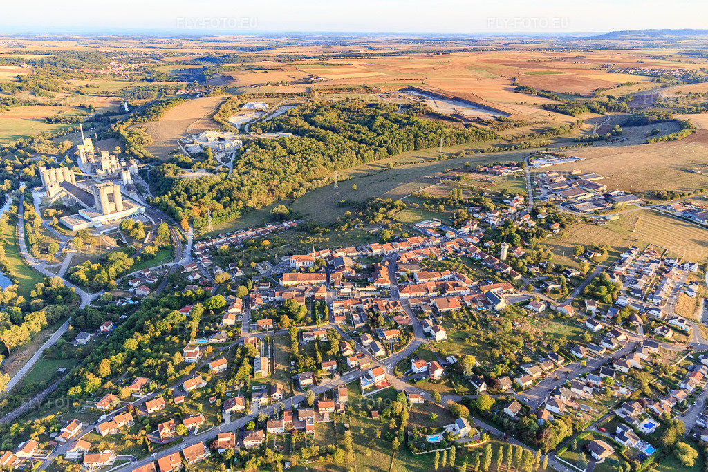 Vue aérienne: Vue de W avec Ciments Vicat à Xeuilley dans le département Meurthe et Moselle, France – .Photo: IMG_117886.jpg prise le 14/09/2019 par Werner Riehm/FLY-FOTO.eu – Résolution de l'original: 5150 x 3433 px – Groupe Vicat | Premier Cimentier Français - Béton, Ciment & Granulats