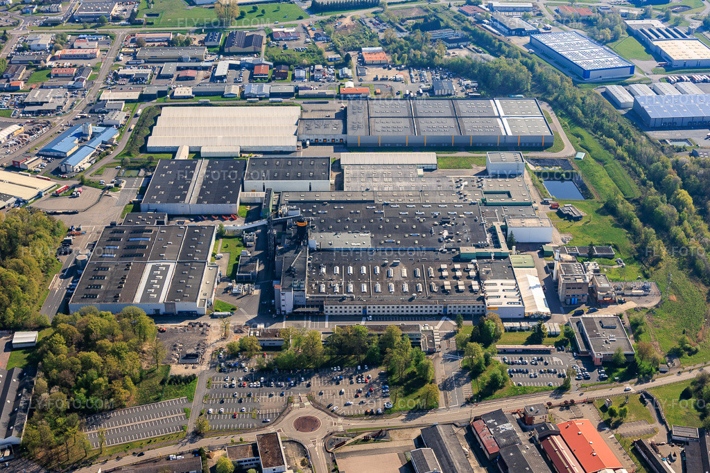 Aerial view: Continental production site in the district Zone Industrielle du Grand Bois in Saargemünd in the state Moselle, France. – Photo: IMG_154992.jpg taken on 04/18/2026 by Werner Riehm/FLY-FOTO.com – Resolution of the original: 5654 x 3769 px – Pneu Continental : Voiture, SUV, Utilitaire, Moto, Vélo