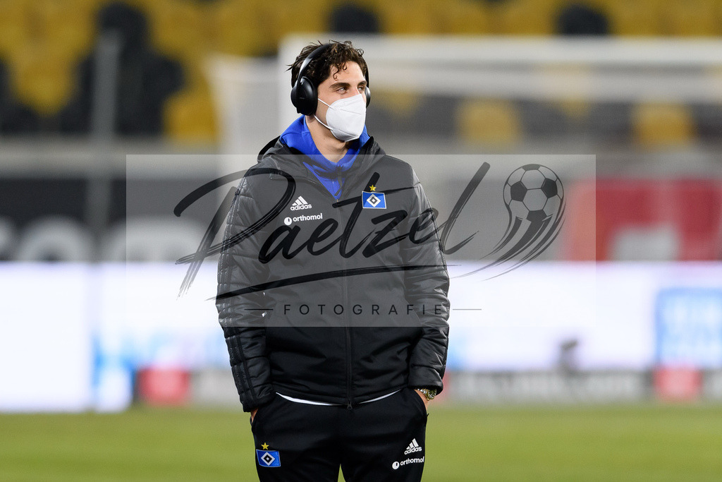 SGDHSV20220114_88 | Fussball, Herren: Ludovit Reis (Hamburger SV) schaut bei dem Spiel der 2. Bundesliga zwischen SG Dynamo Dresden und Hamburger SV im Rudolf-Harbig-Stadion am 14.01.2022 in Dresden, Deutschland.DFB / DFL REGULATIONS PROHIBIT ANY USE OF PHOTOGRAPHS AS IMAGE SEQUENCES AND/OR QUASI-VIDEO. - Realisiert mit Pictrs.com