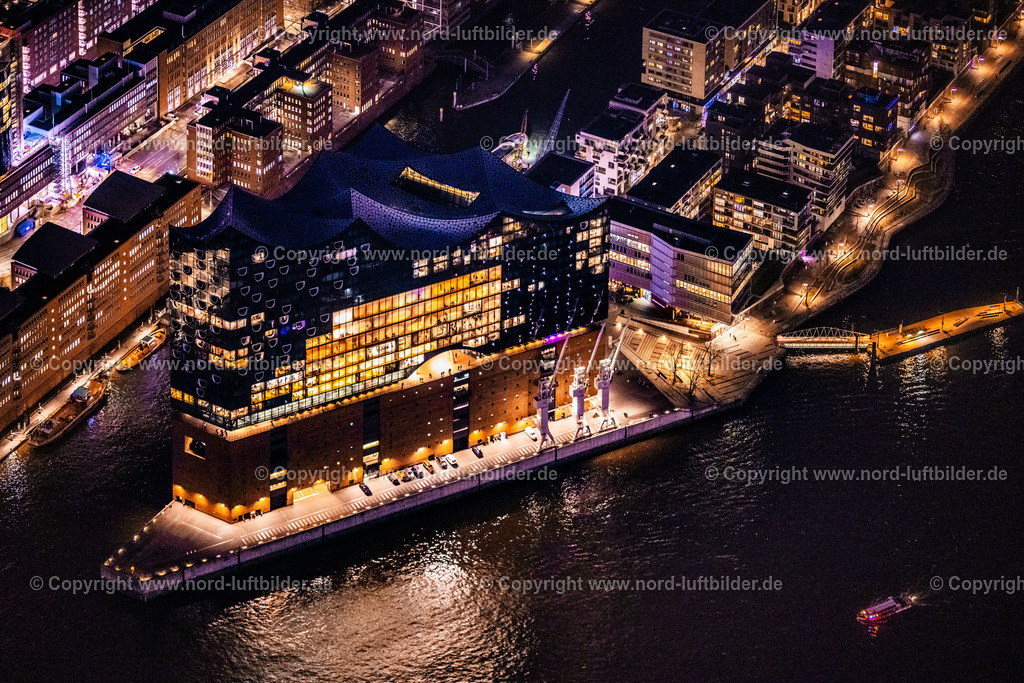 Hamburg_Elbphilharmonie_Nachtaufnahme_ELS_6299060325 | HAMBURG 06.03.2025 Nacht- Lichter und Beleuchtung Elbphilharmonie am Ufer der Elbe am Platz der Deutschen Einheit in Hamburg. Das Konzerthaus- Gebäude im Stadtteil Hamburg-HafenCity befindet sich am Ufer der Elbe der Hansestadt. Weiterführende Informationen bei: HOCHTIEF Aktiengesellschaft AG,  HamburgMusik gGmbH,  ReGe Hamburg Projekt-Realisierungsgesellschaft mbH. // Night lighting the Elbe Philharmonic Hall on the river bank of the Elbe on place Platz der Deutschen Einheit in Hamburg. Further information at: HOCHTIEF Aktiengesellschaft AG,  HamburgMusik gGmbH,  ReGe Hamburg Projekt-Realisierungsgesellschaft mbH. Foto: Martin Elsen