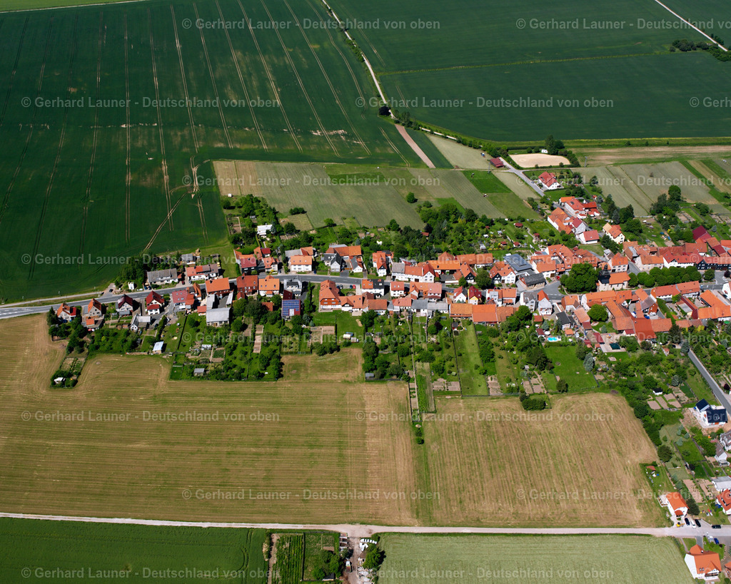2634469 | BREITENHOLZ 09.06.2006 Landwirtschaftliche Nutzflächen und Feldgrenzen  umsäumen das Siedlungsgebiet des Dorfes in Breitenholz im Bundesland Thüringen, Deutschland // Agricultural land and field boundaries surround the settlement area of the village  in Breitenholz in the state Thuringia, Germany Foto: Gerhard Launer