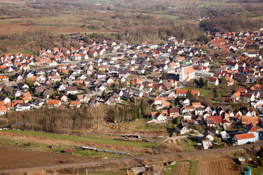 Aerial view: View of the town in Munchhausen in the state Bas-Rhin, France.Photo: IMG_25605.jpg taken on 04/02/2010 by Werner Riehm/FLY-FOTO.comResolution of the original: 4752 x 3168 px