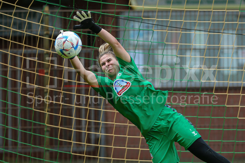 Fussball, Google Pixel Frauen-Bundesliga, Training SV Werder Bremen | v.li.: Hannah Etzold (Torhüterin, Torwart, SV Werder Bremen, 31) pariert den Ball, hält den Ball bei einer Trainingsübung