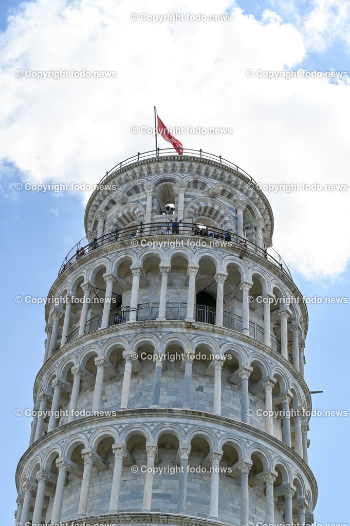 Italien_ Toscana_ Pisa_ 28.05.2024-117 | 28.05.2024, Italien, ITA, Toskana, Pisa im Bild Stadtansichten, Gebäude, Architektur, Touristen, Historisch, Souvenier, Turm, Dom, Piazza, schief


Pisa ist eine Stadt in Italien, gelegen in der Toskana am Arno. Wahrzeichen ist der als Schiefer Turm von Pisa bekannte Campanile des Doms auf der Piazza dei Miracoli im Norden des Stadtzentrums. 
Quelle: Wikipedia
