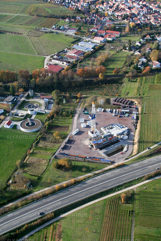Bohrturm am Geothermiekraftwerk  Insheim | Luftbild: Bohrturm am Geothermiekraftwerk  Insheim in Insheim im Bundesland Rheinland-Pfalz in Deutschland. Foto: IMG_14518.jpg vom 08.11.2008 durch Werner Riehm/FLY-FOTO.de - Realisiert mit Pictrs.com
