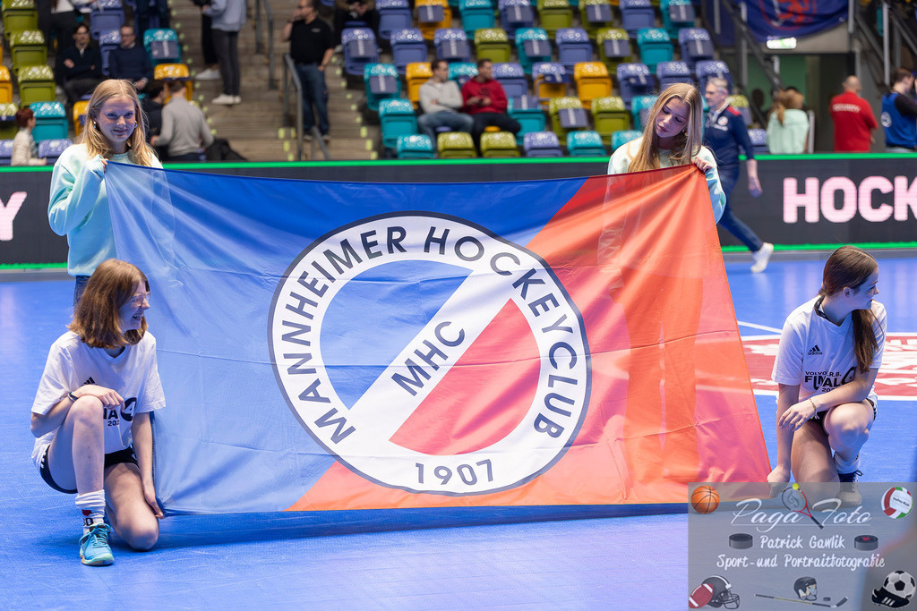 Volvo E.R.B. Final 4 Halbfinale Frauen: Mannheimer HC - Düsseldorfer HC, 25.01.2025 | Fahne bei der Teampräsentation vom Mannheimer HC, Mannheimer HC - Düsseldorfer HC, Frankfurt, Süwag Arena, 25.1.2025 - Realisiert mit Pictrs.com