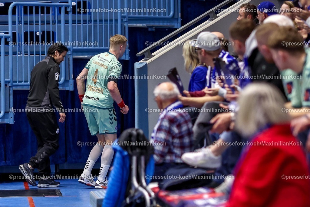 Gum25032501069 | 25.03.2025, Handball, European League - Play-Offs, VfL Gummersbach - MT Melsungen, Schwalbe-Arena: Ellidi Snaer Vidarsson (GUM #4) humpelt verletzt vom Spielfeld und muss medizinisch versorgt werden