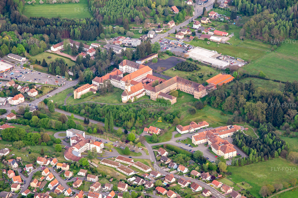 Vue aérienne: Hôpital Saint-Joseph à Bitsch dans le département Moselle, France. Photo: IMG_140444.jpg prise le 30/04/2024 par Werner Riehm/FLY-FOTO.eu – Résolution de l'original: 4438 x 2959 px