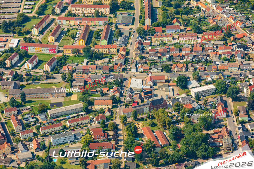 Stadt Osterburg von Oben- Die Luftaufnahme wurde 2025 vom UL-Flugzeug heraus erstellt ( keine Drohnenaufnahme ) - Hochauflösende Luftaufnahme - für Wandbilder und großformatige Ausdrucke geeignet. Das besondere Geschenk!Hier alle&nbsp;Infos zur Lizenzierung der LuftaufnahmeWir fliegen auch dieses Jahr wieder in Ihre Region um Luftbilder zu erstellen.- Luftbild anfragen