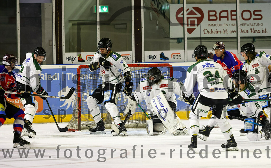 2022-09-09_082_TSV_Erding_gegen_Deggendorfer_SC | Erding, Deutschland, 09.09.2022:
Eishockey, Bayernliga 2022 / 2023, Testspiel, TSV Erding gegen Deggendorfer SC, Endergebnis: 2:5

Roni Rukajärvi (Erding Gladiators, #61), Simon Franz (Erding Gladiators, #4), Torwart Christoph Schedlbauer (Erding Gladiators, #31), Lukas Krämmer (Erding Gladiators, #24)

Foto: Christian Riedel / fotografie-riedel.net