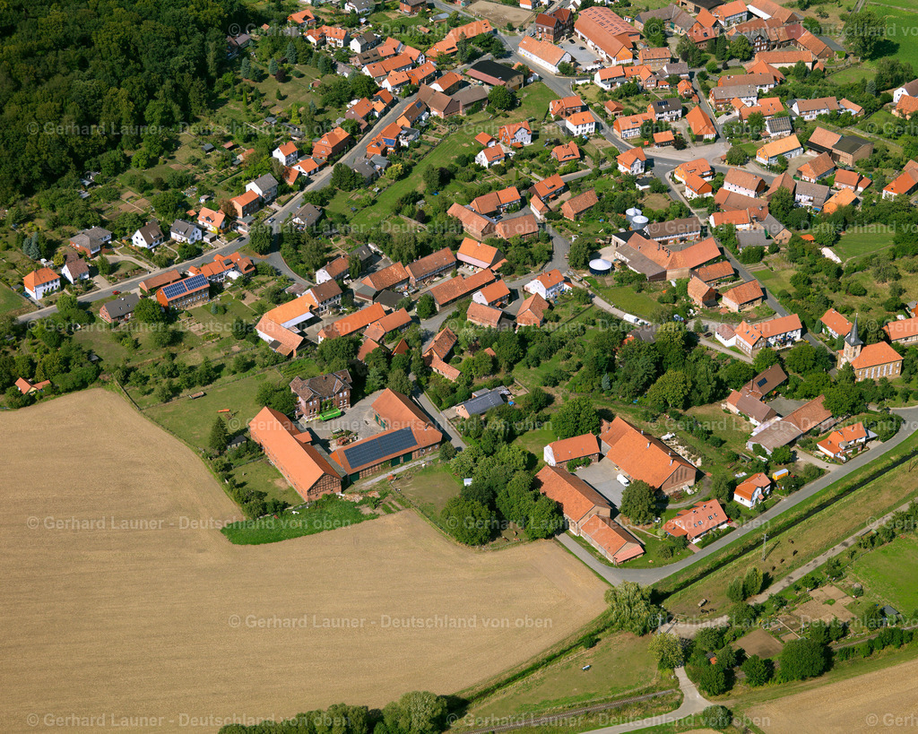 2638824 | GIELDE 23.08.2006 Landwirtschaftliche Nutzflächen und Feldgrenzen  umsäumen das Siedlungsgebiet des Dorfes in Gielde im Bundesland Niedersachsen, Deutschland // Agricultural land and field boundaries surround the settlement area of the village  in Gielde in the state Lower Saxony, Germany Foto: Gerhard Launer