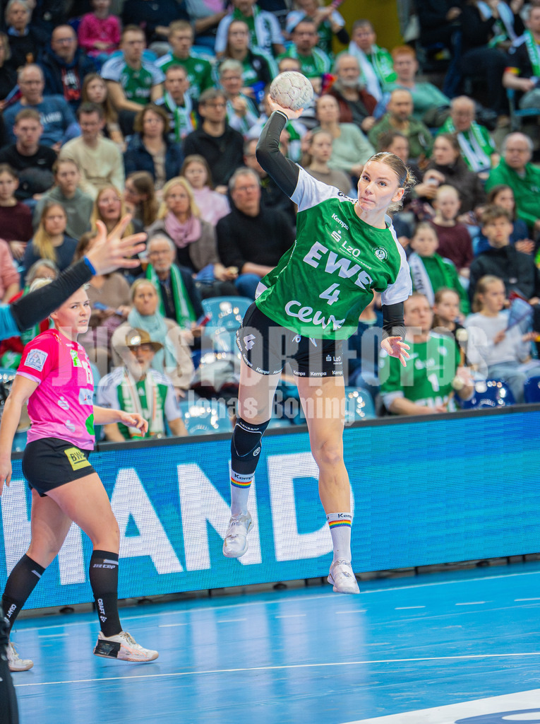 Handball I Frauen I Saison 2025-2026 I 1. HBF I 15. Spieltag I VFL Oldenburg - SV Union Halle-Neustadt 0036 | Toni-Luisa Reinemann (4, VfL Oldenburg) - Realisiert mit Pictrs.com