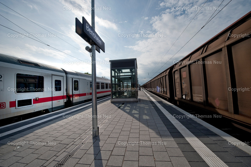 Bahnhof Bensheim (4) | Der Bahnhof Bensheim ist ein wichtiger Verkehrsknotenpunkt an der Hessischen Bergstraße. Die Bilder zeigen Gleisanlagen, Bahnsteige, Züge und die Architektur des Bahnhofs im Wandel der Zeit. Fotografien aus dem Alltag des Bahnverkehrs und dem Stadtbild von Bensheim.