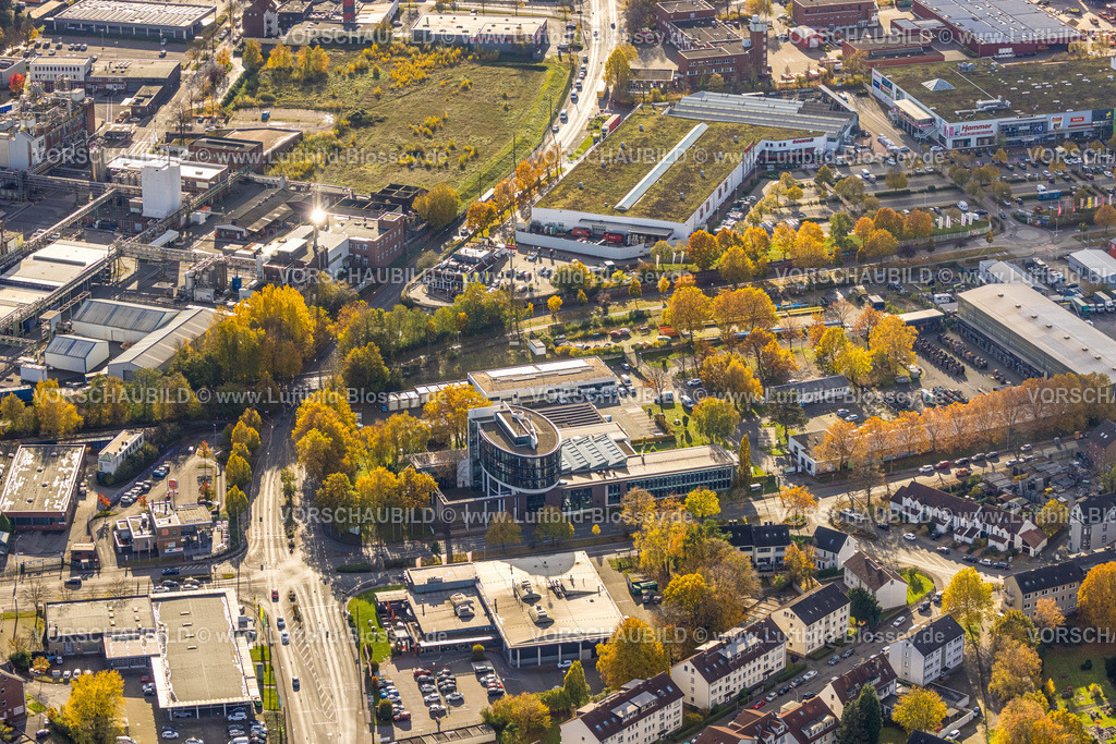 Witten231101455 | Luftbild, Gebäude der Hauptverwaltung Stadtwerke Witten, TOOM Baumarkt und Backhaus Cafe und Restaurant an der Dortmunder Straße, Bäume in Herbstfarben, Witten, Ruhrgebiet, Nordrhein-Westfalen, Deutschland