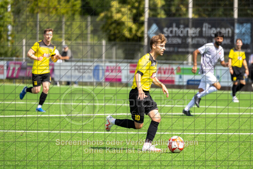 20250824_132106_0347 | #,1.FC Heiningen II (gelb) vs. 1.Göppinger SV III (weiß), Fußball, Kreisliga B7 - Bezirk Neckar/Fils, 01. Spieltag, Saison 2025/2026, Kunstrasenplatz Sportzentrum Heiningen, Krautgarten 1, 73092 Heiningen, 24.08.2025 - 13:00 Uhr,Foto: PhotoPeet-Sportfotografie/Peter Harich