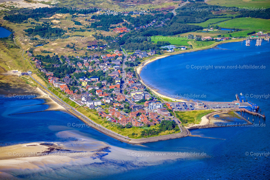 Amrum_Wittdün_ELS_3695280824 | WITTDüN AUF AMRUM 28.08.2024 Küstenbereich and der Südspitze der Nordsee - Insel Amrum mit der Wyker Dampfschiffs-Reederei Föhr-Amrum GmbH und Anlegestelle im Bundesland Schleswig-Holstein. Weiterführende Informationen bei: AmrumTouristik AöR,  Wyker Dampfschiffs-Reederei Föhr-Amrum GmbH. // Coastal area of southern tip of the North Sea island Amrum and pier in the state Schleswig-Holstein. Further information at: AmrumTouristik AoeR,  Wyker Dampfschiffs-Reederei Foehr-Amrum GmbH. Foto: Martin Elsen