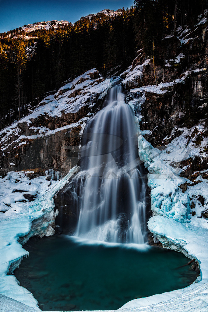 Die Krimmler Wasserfälle im Schnee | Die Krimmler Wasserfälle sind mit einer gesamten Fallhöhe von 385 m die höchsten Wasserfälle Österreichs. - Realisiert mit Pictrs.com
