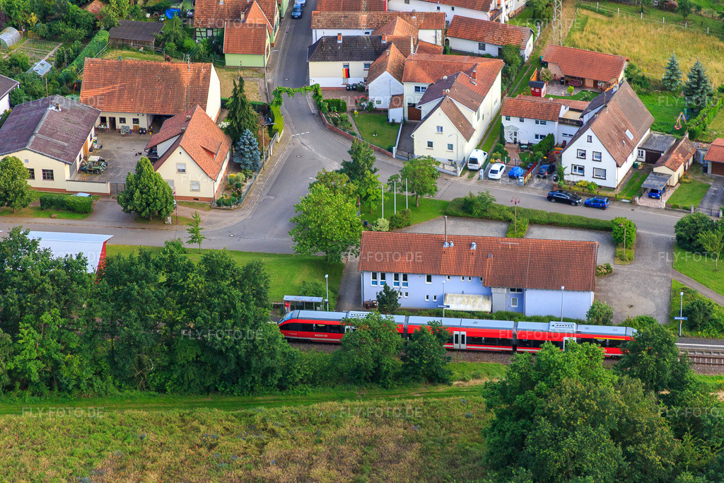 Luftbild: Regionalbahn am Bahnhof in Barbelroth im Bundesland Rheinland-Pfalz in Deutschland. Foto: IMG_090227.jpg vom 26.06.2016 durch Werner Riehm/FLY-FOTO.de