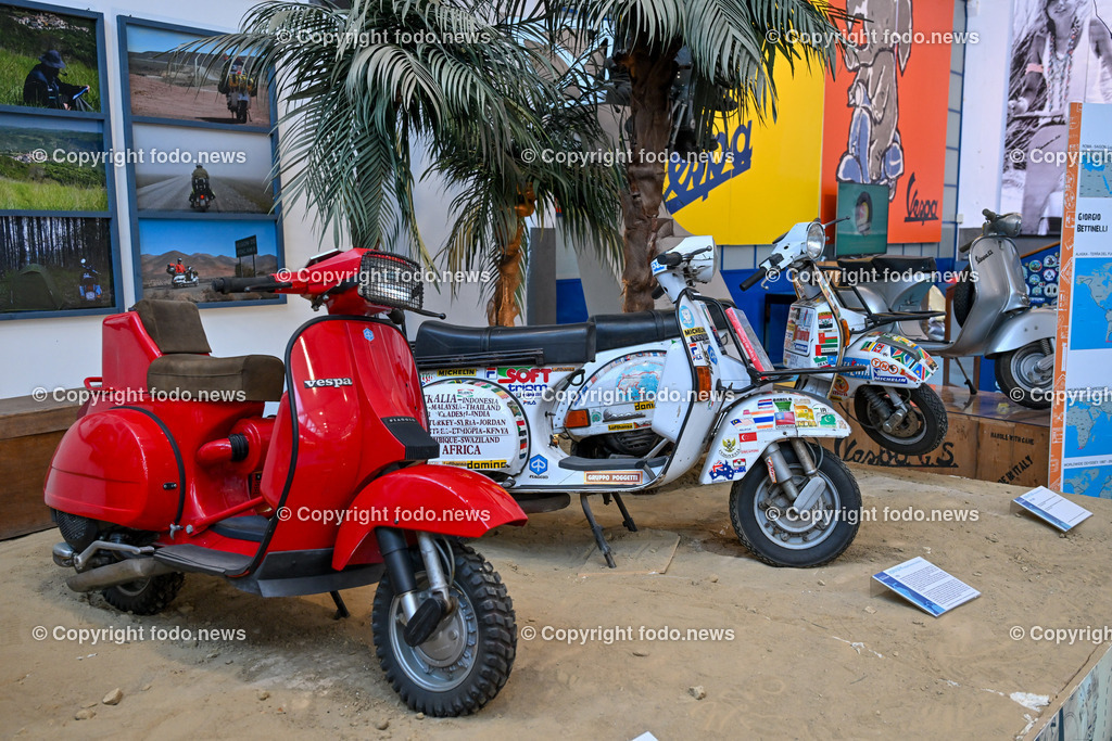 Italien_ Toskana_ Provinz Pisa_ Pontedera_ Vespa_ 29.05.2024-12 | 29.05.2024, Italien, ITA, Toskana, Pontedera im Bild Piaggio, Vespa, Museum

Piaggio ist ein italienischer Fahrzeughersteller mit Sitz in Pontedera. Das Unternehmen produziert verschiedene Mofas und Motorroller, unter anderem die Vespa, das Lastendreirad Ape sowie den Kleintransporter Porter. Zum Konzern gehören auch die Motorradmarken Aprilia, Derbi, Gilera, Laverda und Moto Guzzi. 
Quelle: Wikipedia