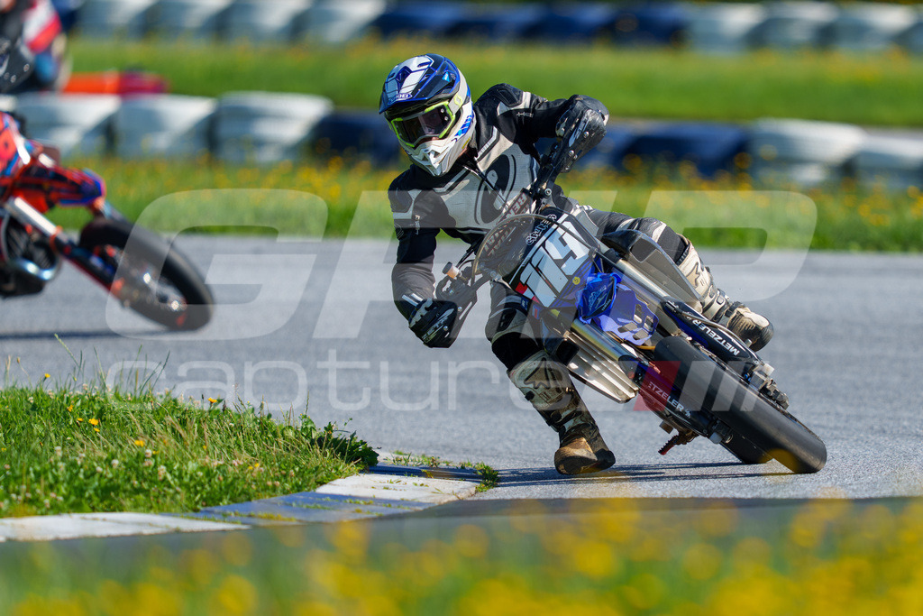 SuperMoto_Staatsmeisterschaft_Greinbach_077 | GRIPcapture steht für authentische Sportfotografie in Österreich – für Momente, die mehr sind als Geschwindigkeit oder Ergebnis. Es geht um Emotion, Spannung, Fokus und den Augenblick, der oft nur einen Wimpernschlag dauert.Ob Motorsport, Teamsport oder 