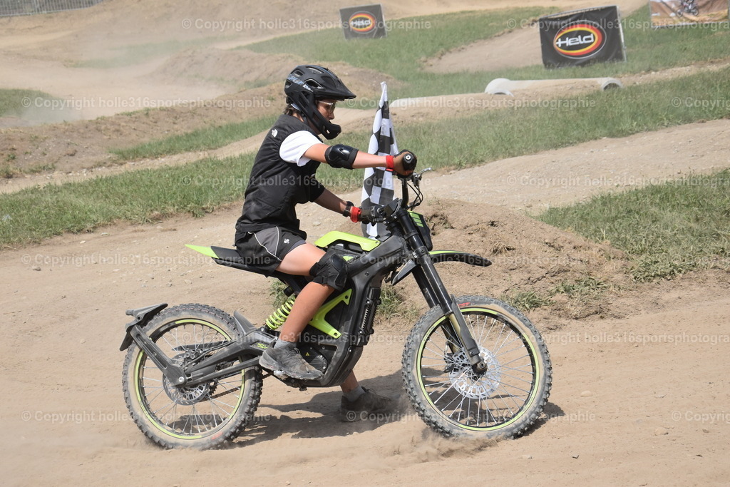 DSC_0420 | Sportfotografie , Motorsport, Motoross, Reitsport, Mointainbike, Enduro,
Landschaft , Outdoor, Eventfotografie, Landschaft, Bilder online bestellen - Realisiert mit Pictrs.com