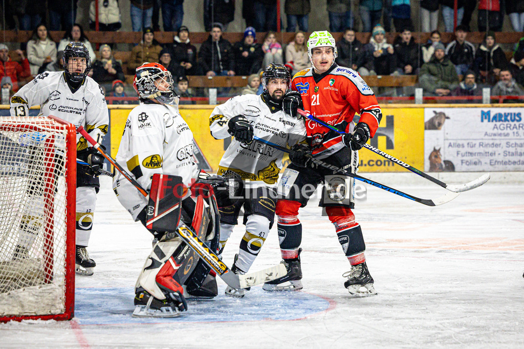 TSV Peißenberg MINERS gegen EHC Königsbrunn PINGUINE | Eishockey Bayernliga Herren Playoffs Viertelfinale 2024/25 - Spiel 2 von 7, TSV Peißenberg MINERS gegen EHC Königsbrunn PINGUINE, 20250209,Gedrängel vor dem Tor,2025-02-09 in Peißenberg (Eisstadion Peißenberg)Florian SEELMANN (MINERS 21), Luca SZEGEDIN (EHC 13), Hayden TRUPP (EHC 43), Stefan VAJS (EHC Goalie 32)Copyright: WolfgangxLindner foto-lindner.de
